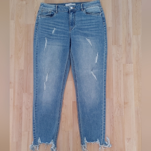 JDY Frayed Hem Jeans with Displaced Back Pocket - Picture 4 of 8